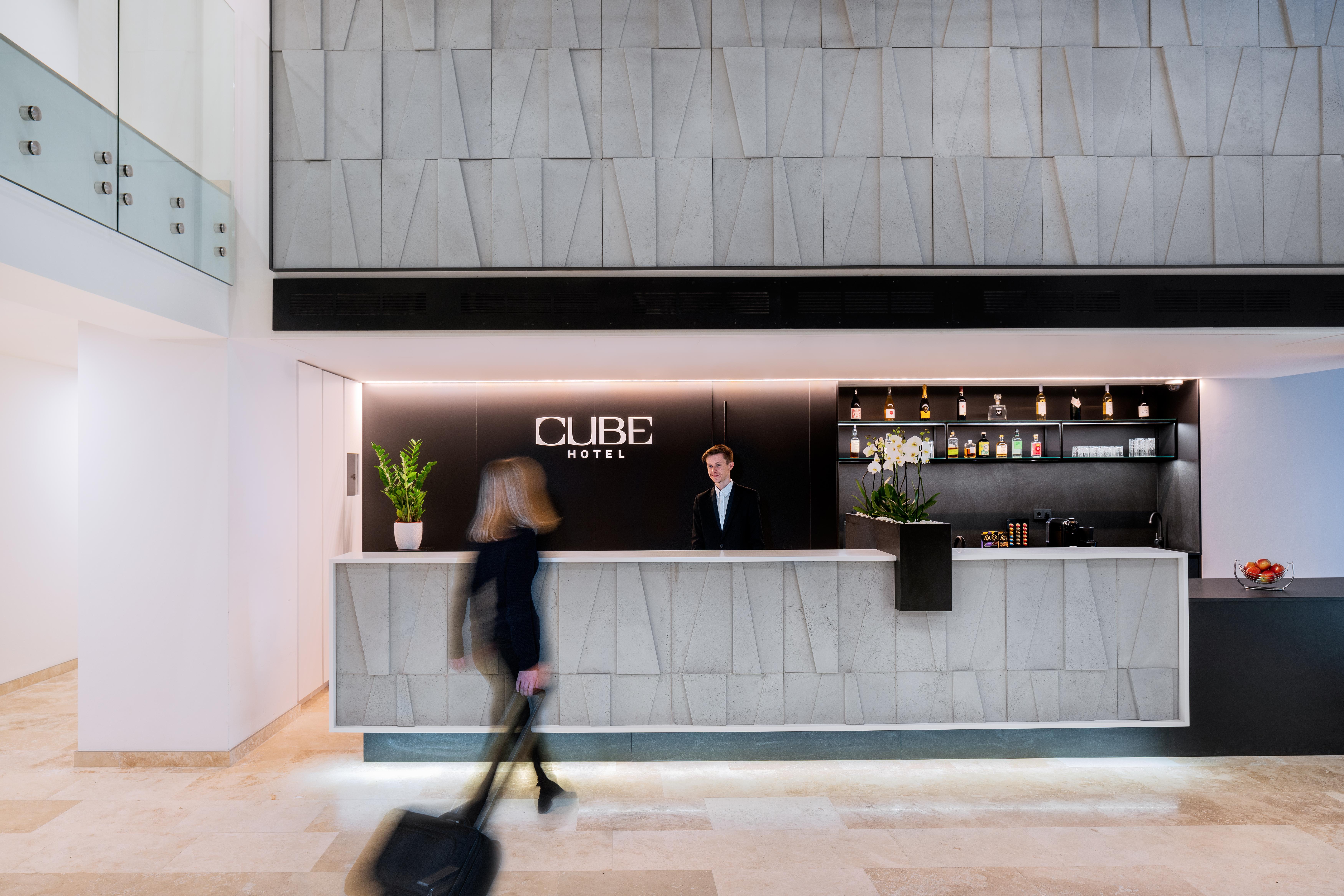 Hotel Cube Прага Экстерьер фото